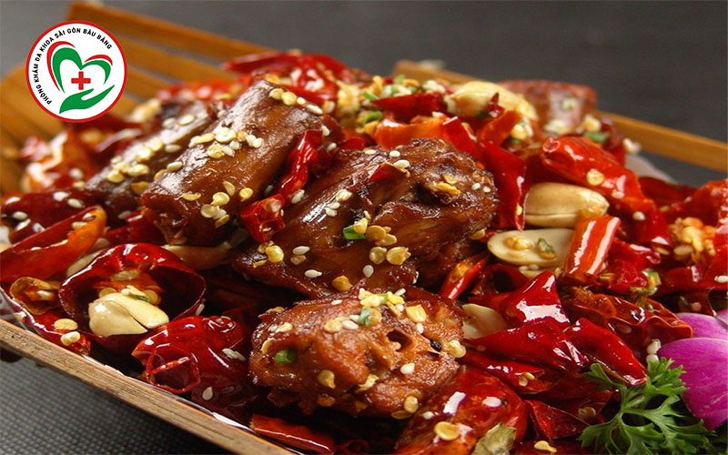 Mẹ sau sinh cần tránh xa các loại thực phẩm cay nóng